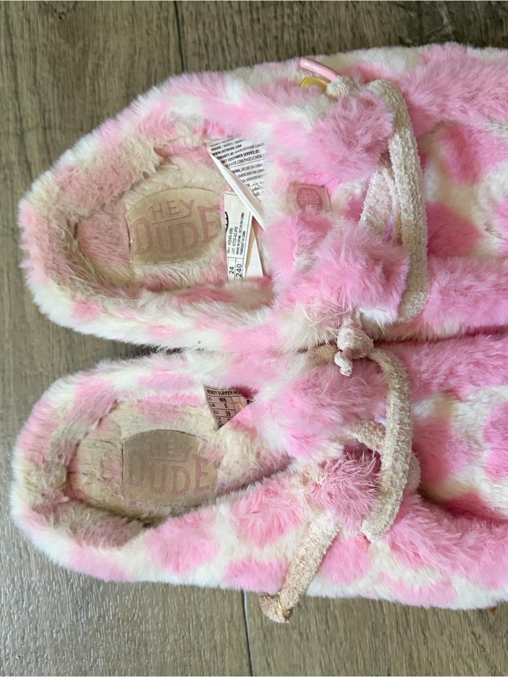 Very used : hey Dude Pink & Cream Plush Moccasin Slippers: size 8
